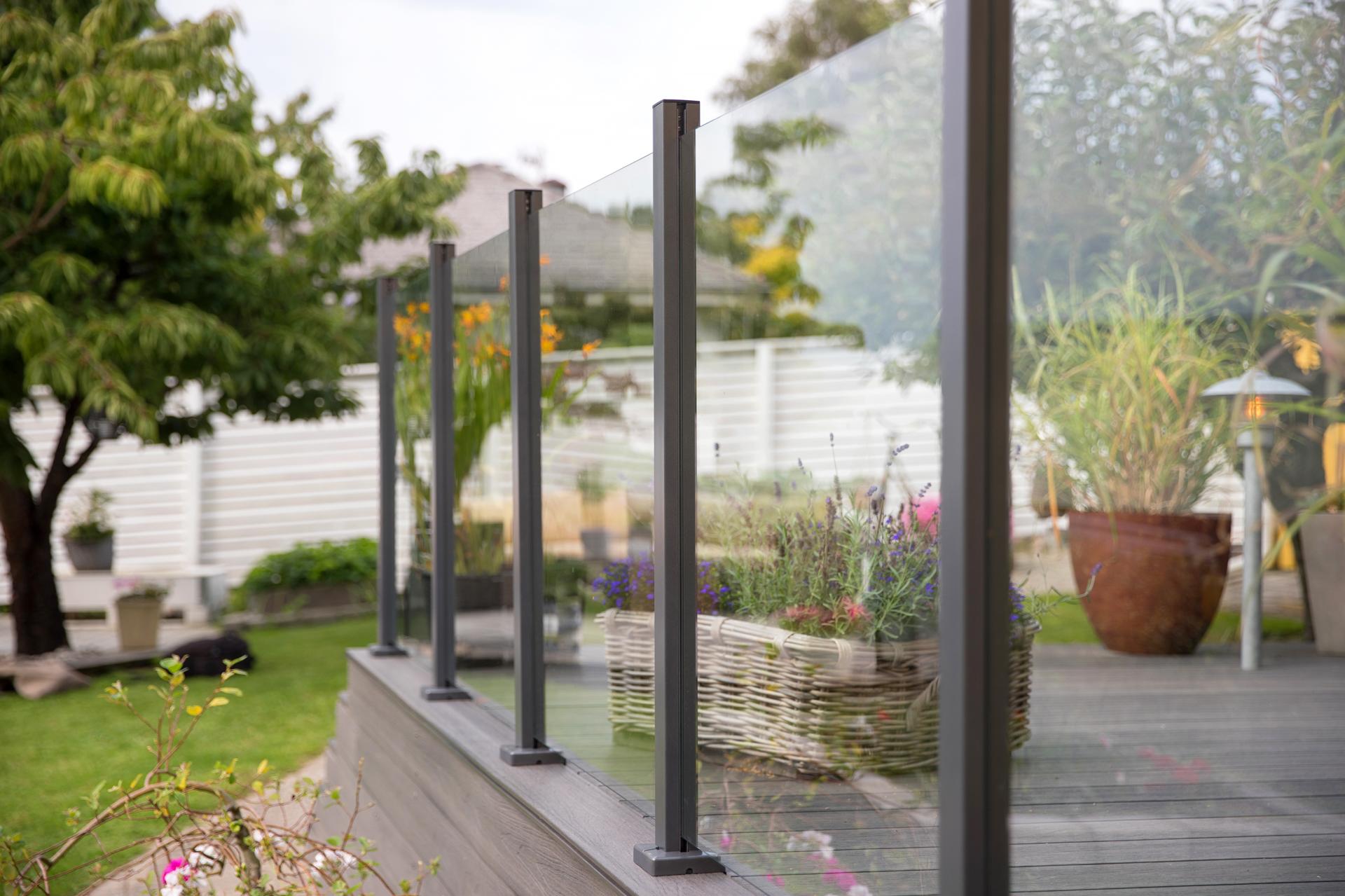 glasracke-detalj-aluminiumstolpar-stolpfotslock.jpg